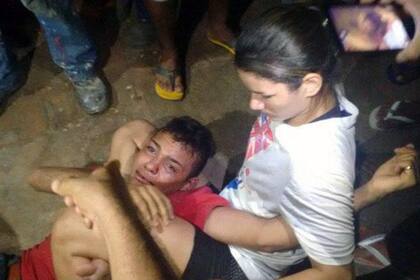 La luchadora redujo al ladrón con una toma llamada "triángulo"