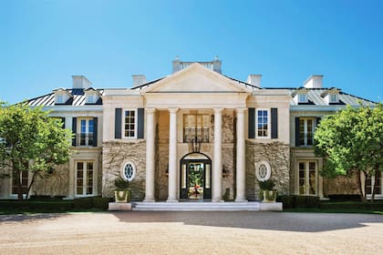 La lujosa casa de Walt Disney tiene tres pisos, una enorme piscina, y 17 baños