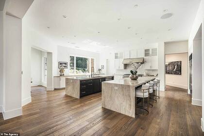 La lujosa cocina tiene dos islas centrales, de estilo minimalista y se conecta con los otros ambientes de la mansión