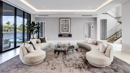 La lujosa mansión en Miami tiene un interior minimalista (mansionglobal.com)