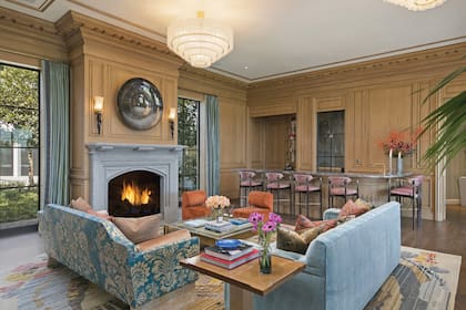La lujosa sala de estar cuenta con chimenea y bar.
