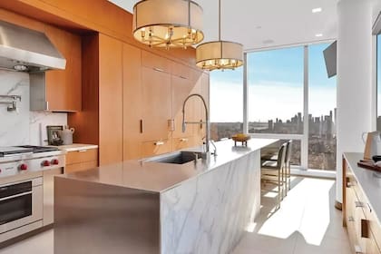 La luminosa
cocina gourmet con isla de mármol.