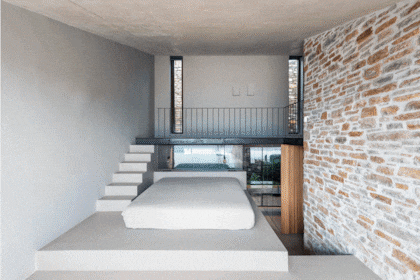 La luminosidad y la orientación al mar Egeo son dos contantes en los distintos ambientes de la casa NCaved