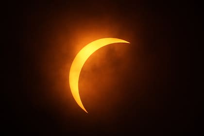La luna cubre parcialmente al sol durante un eclipse solar total, visto desde Eagle Pass, Texas, el lunes 8 de abril de 2024