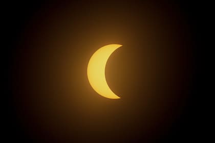 La Luna cubre parcialmente al Sol durante un eclipse solar total en Mazatlán, México, el lunes 8 de abril de 2024