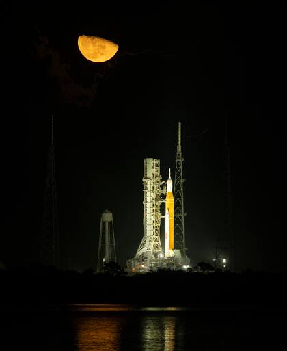 La Luna detrás del Artemis I en su plataforma de lanzamiento