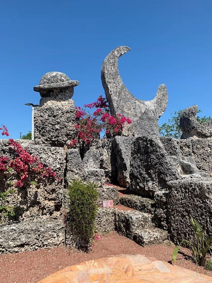 La Luna en cuarto creciente era la escultura con la que los visitantes más querían ser fotografiados. Delante de los "cuerpos celestes" se ven las sillas del área del trono (Crédito: BBC Mundo)