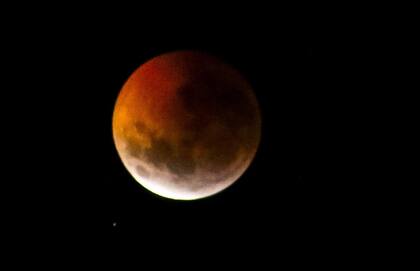 La luna, en pleno eclipse