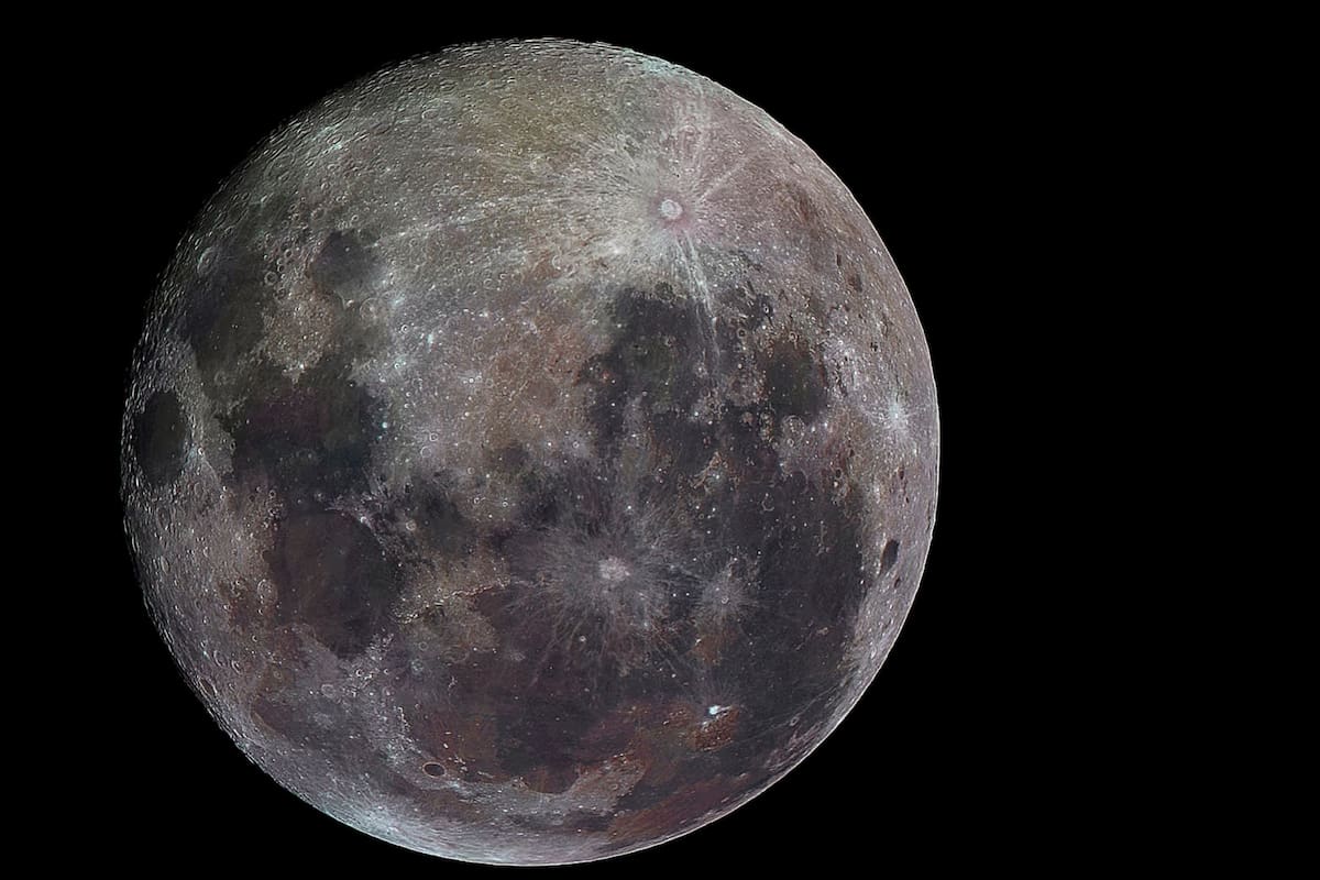 Cómo son las salidas nocturnas para aprender a fotografiar los cráteres de la Luna y los anillos de Saturno