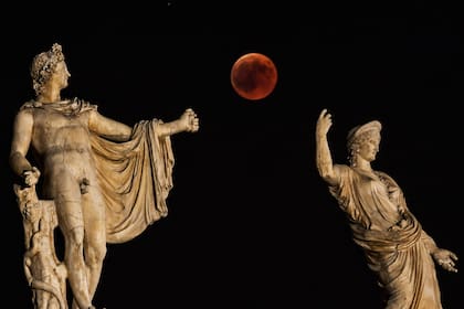 Entre las estatuas de Hera y Apolo, en Atenas, Grecia