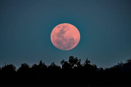 La luna llena se observa con facilidad en esta época, pero para fotografías nítidas es recomendable alejarse de las urbes