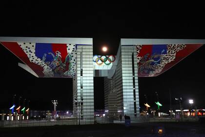La luna llena se ve sobre la Puerta de la Paz en el Parque Olímpico en Seúl, Corea del Sur