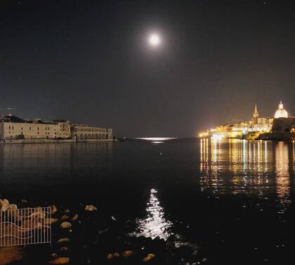 "La luna maltesa tiene un brillo especial", asegura Claudia.