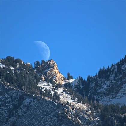 La Luna nueva se puede ver durante todo el día (NASA/Bill Dunford)
