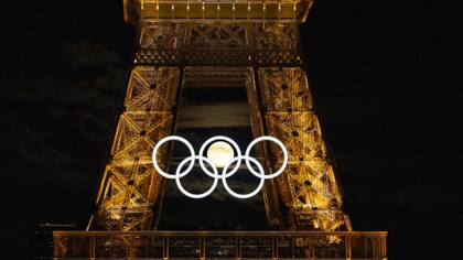 La luna, perfectamente alineada con los anillos olímpicos en la Torre Eiffel