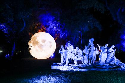 La luna recreada detrás de Saturnalia, grupo escultórico realizado por el italiano Ernesto Biondi (1854-1917), cuyo original se encuentra expuesto en la Galería de Arte Moderno en Roma