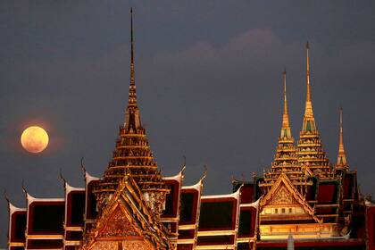 La luna se ve a través de los techos de el Gran Palacio de Bangkok, Tailandia