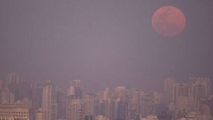 La Luna se verá rojiza porque su superficie estará iluminada por rayos tenues que rebotan de la atmósfera terrestre