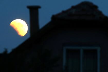 La luna sobre los tejados de Zenica, Bosnia Herzegovina
