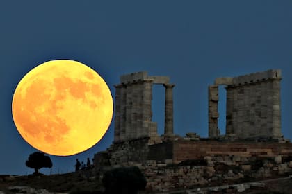 La luna vista en el Templo de Poseidón en Grecia