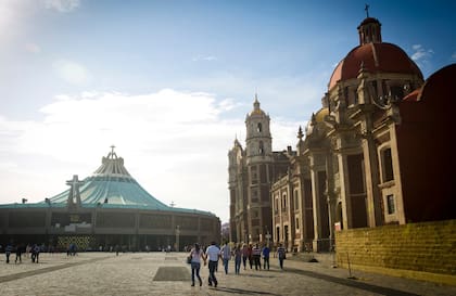 La Lupita x 2: la antigua basílica y la nueva iglesia.