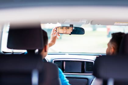 La luz blanca ayudaría a los conductores humanos, facilitando su tarea.