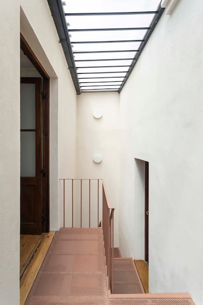 La luz cenital acompaña la desmaterialización de la escalera, cada vez más transparente y liviana.