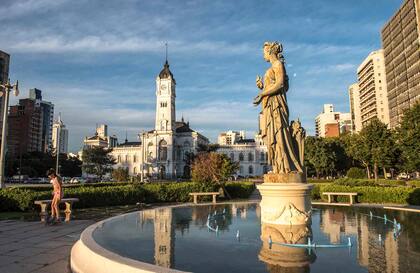 La luz de la tarde en la Plaza Moreno de La Plata.