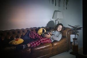 La luz de las pantallas perjudican el proceso natural del sueño (Foto: freepik)