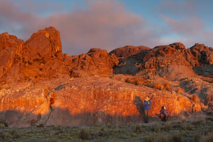 La luz del atardecer obra su magia sobre la piedra