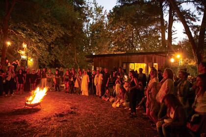 La luz del atardecer y el fuego sumaron un clima único para esta propuesta donde cada espectador arma su propio recorrido.