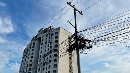 La luz del edificio es robada del sistema formal de Santa Marta. Los vecinos alegan que las empresas competentes no han querido formalizarlos