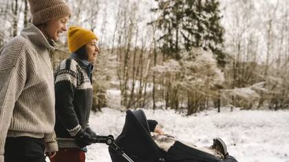 La luz exterior es entre 50 y 100 veces más brillante que la interior. Se recomienda salir a caminar con luz natural durante los meses de invierno.