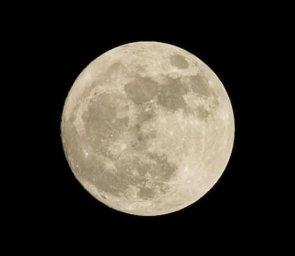 La luz lunar es una gran aliada para hacerle una limpieza energética a tus piedras (Foto: Pixabay)