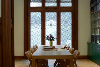 La luz natural domina todos los ambientes. En la planta baja, los salones de usos múltiples contienen una biblioteca abierta al público y hacen las veces de espacio para dar conferencias, clases y eventos sociales.