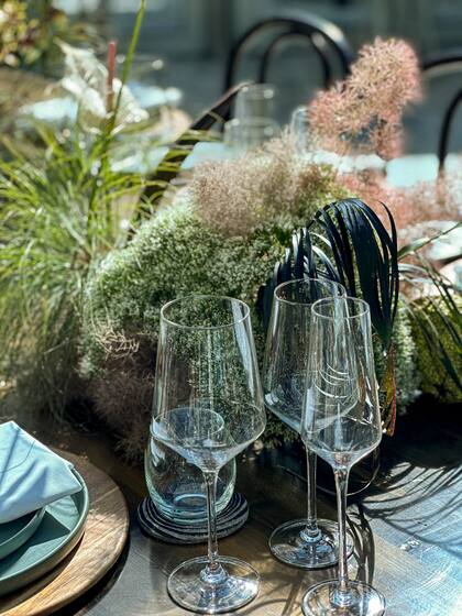 "La luz perfecta en un espacio ideal fue nuestra guía al planificar la instalación de esta mesa. El resultado fue una composición muy sofisticada, moderna y orgánica", explica Irina. La mesa y vajilla de Floralis y la comida de Nuestro Secreto, restaurant del Four Seasons, fueron el complemento perdecto.