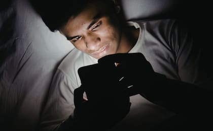 La luz que emite el celular tiene consecuencias sobre el cerebro (Foto: SECIP)