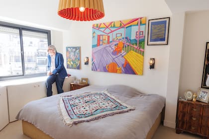 La luz se cuela por todos los rincones del cuarto principal. Sobre la cama se impone una obra de Rodrigo Suárez, que antes decoraba una de las
paredes de su departamento anterior, en Palermo