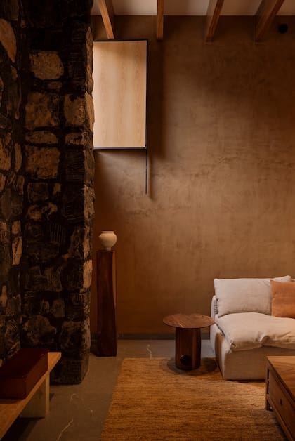 La luz, tanto natural y artificial, ha sido diseñada para acompañar la arquitectura: sigue sus pliegues y curvas, con una presencia mesurada y precisa.