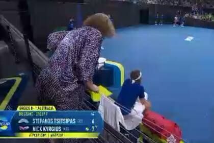 La maá de Tsitsipas reta a su hijo en pleno partido