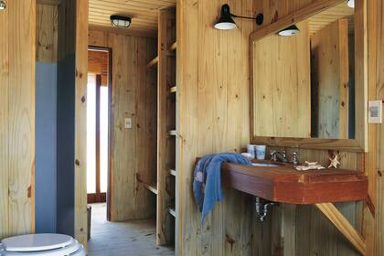La madera como material clave hasta en la mesada del baño.