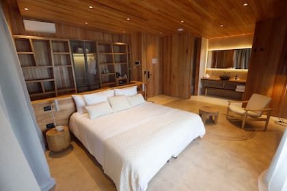 La madera domina el diseño de los interiores