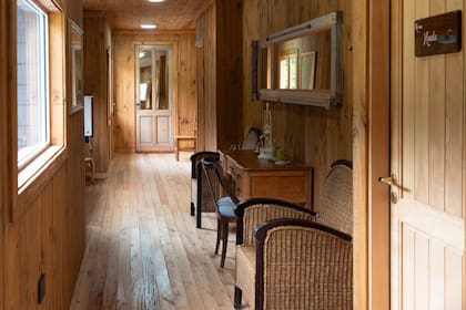 La madera es protagonista en Bahía Arenal