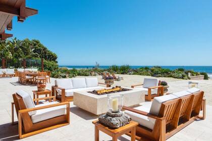 La madera es protagonista en el mobiliario y la decoración tiene inspiración tailandesa, con elefantes tallados en mármol y diversa vegetación tropical a lo largo de los jardines