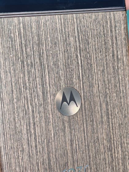 La madera es uno de los materiales elegidos por Motorola para el Razr 70 Ultra