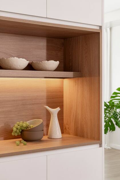 “La madera fue clave para dar calidez y romper con el blanco y el brillo del piso existente”.