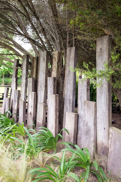 La madera siempre aporta su dosis de calidad, convive con el entorno natural y también permite cubrir. En este caso, listones de quebracho.