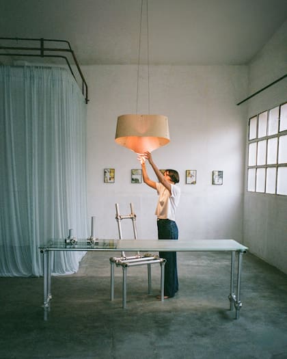 La madera utilizada en las lámparas está certificada por el FSC (Forest Stewardship Council), lo que garantiza que procede de bosques bien gestionados; además, los productos cumplen con normas internacionales de sostenibilidad como LEED y BREEAM