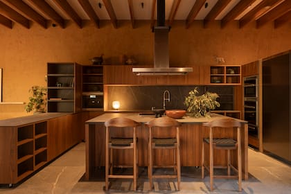 La madera utilizada en los muebles de la cocina es encino.