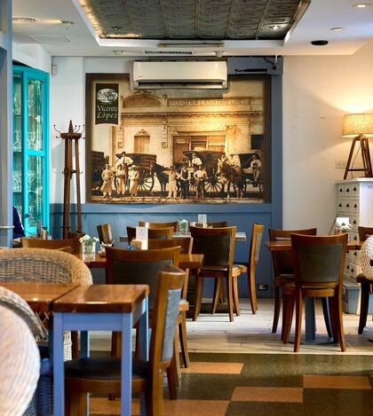 La madera y tonos de color que destacan al salón de La Vicente López